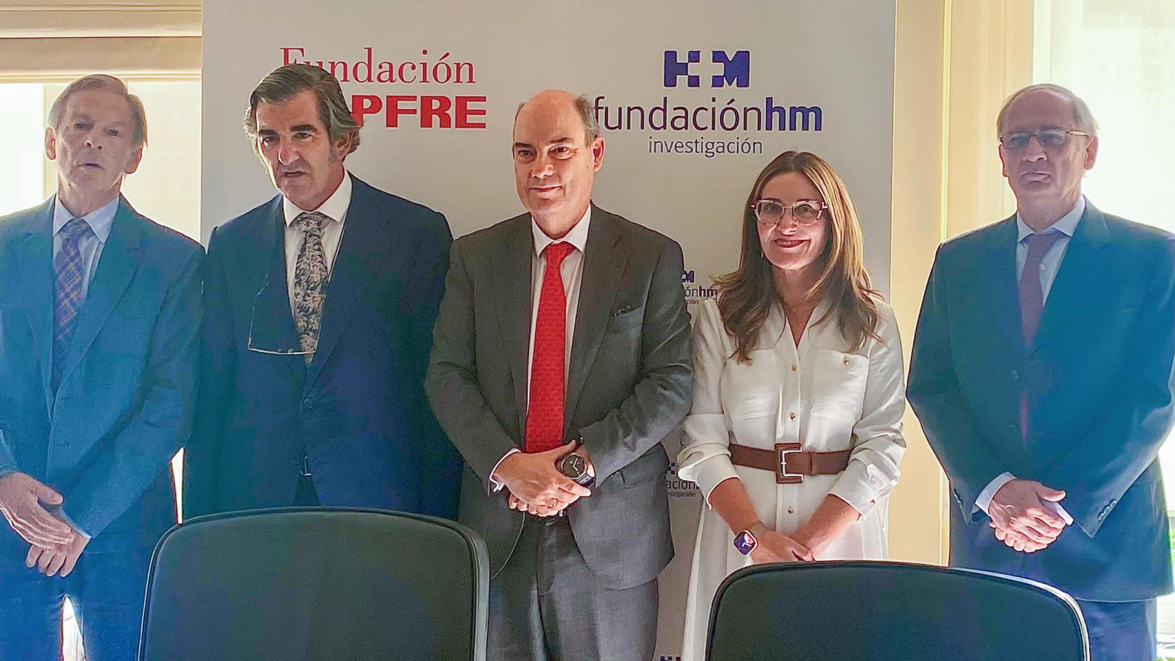 José A. Obeso, director de HM CINAC; Juan Abarca Cidón, presidente HM Hospitales;  José Manuel Inchausti; vicepresidente primero Fundación Mapfre; Elvira Vega, directora general Fundación Mapfre; Alberto Muñoz, presidente de la Fundación de Investigación HM Hospitales