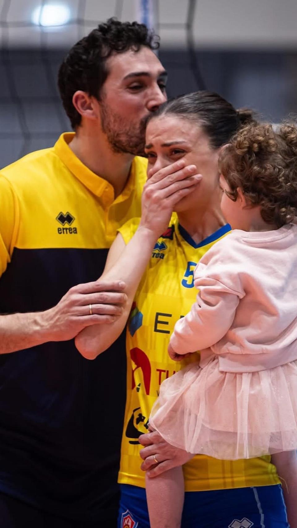 Miguel, Paula y su hija en el polideportivo
