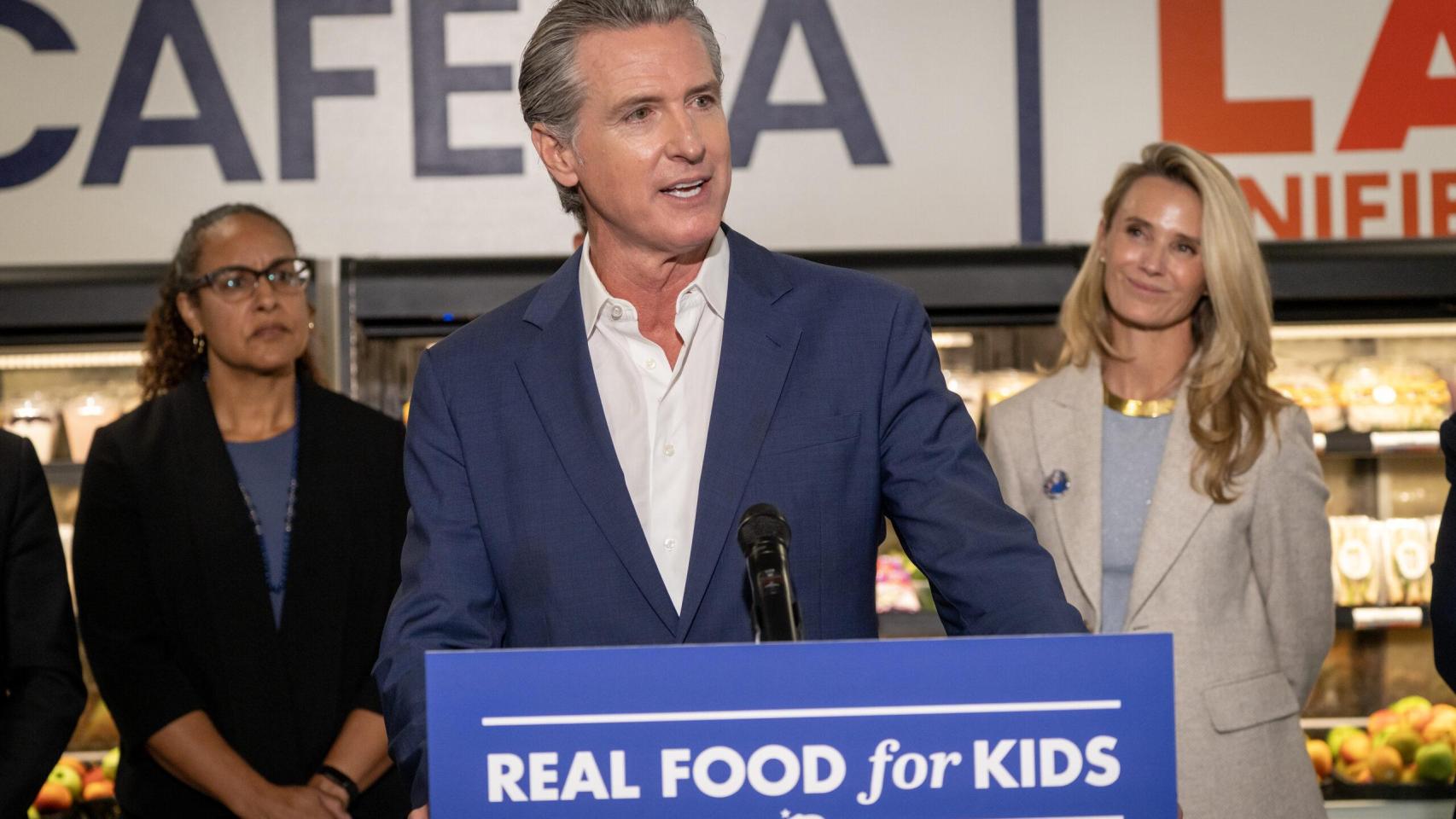 El gobernador Gavin Newsom firmó la ley AB 1264, que afecta los menús escolares.