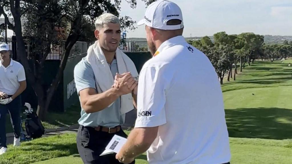 Carlos Alcaraz saludando a Shane Lowry