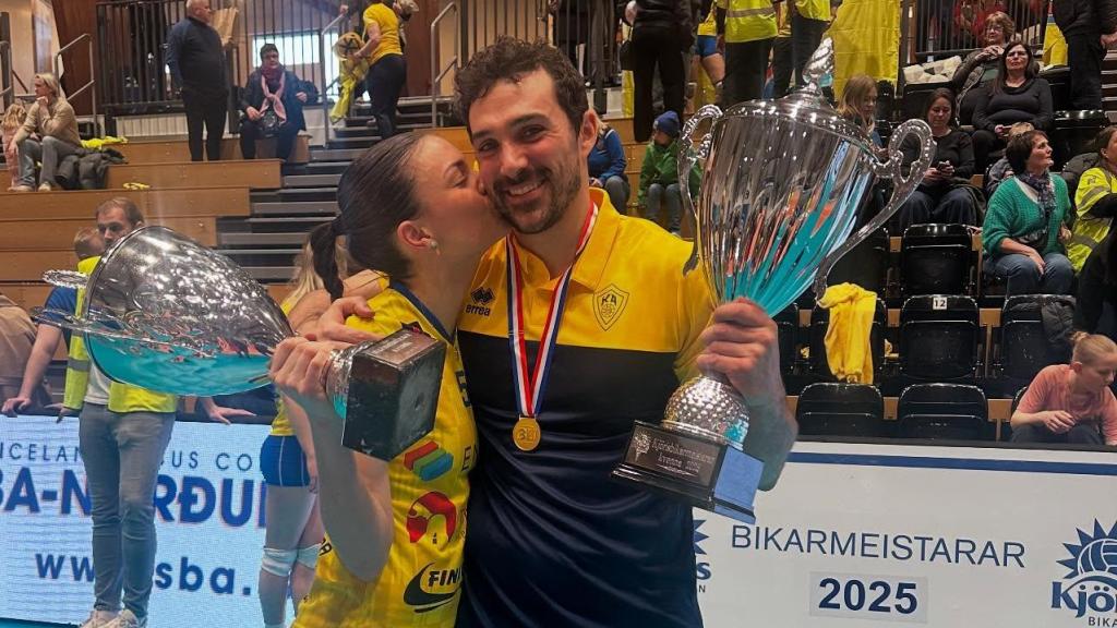 Miguel junto a su pareja Paula tras la conquista de un título