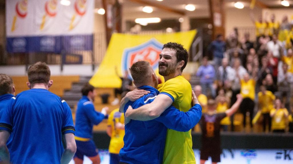 Miguel celebra con un compañero