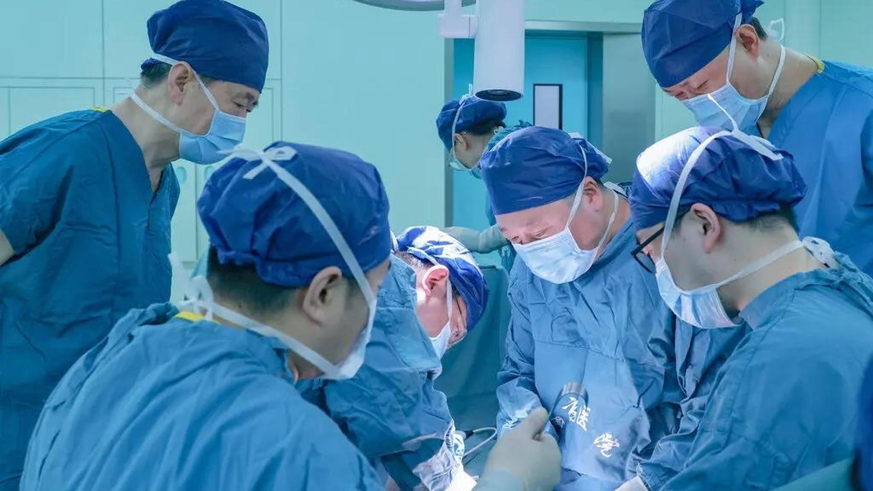Cirujanos chinos del Hospital Xijing (China) durante el trasplante.