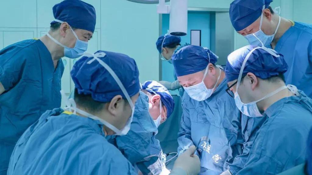 Cirujanos chinos del Hospital Xijing (China) durante el trasplante.