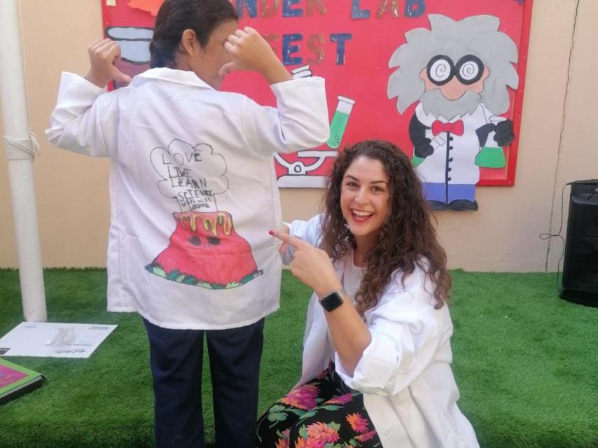 Laura con una de sus alumnas.