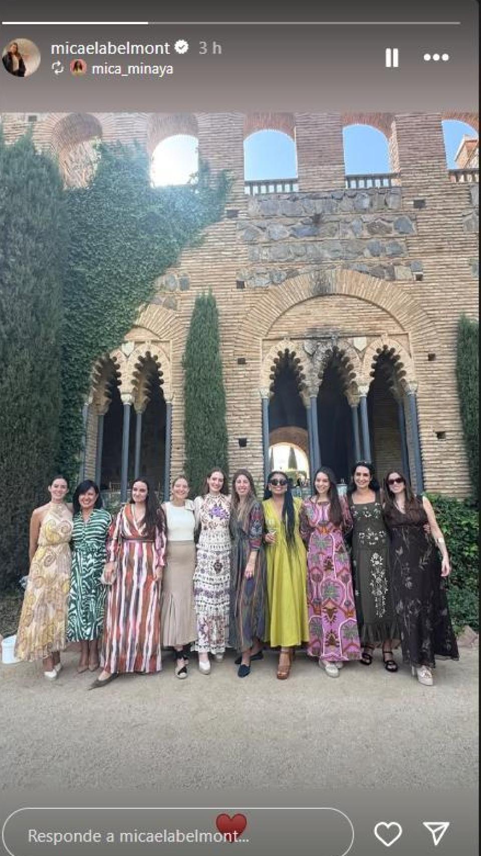 Micaela Belmont, en su fiesta preboda, en Toledo, con un grupo de amigas.