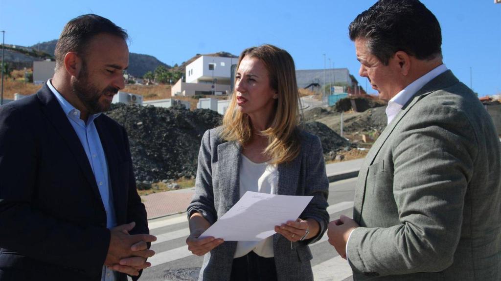 La vicesecretaria y senadora por el PP de Málaga, Lucía Yeves; el diputado nacional Mario Cortés, y el portavoz popular en Cártama, Pedro Pardo.