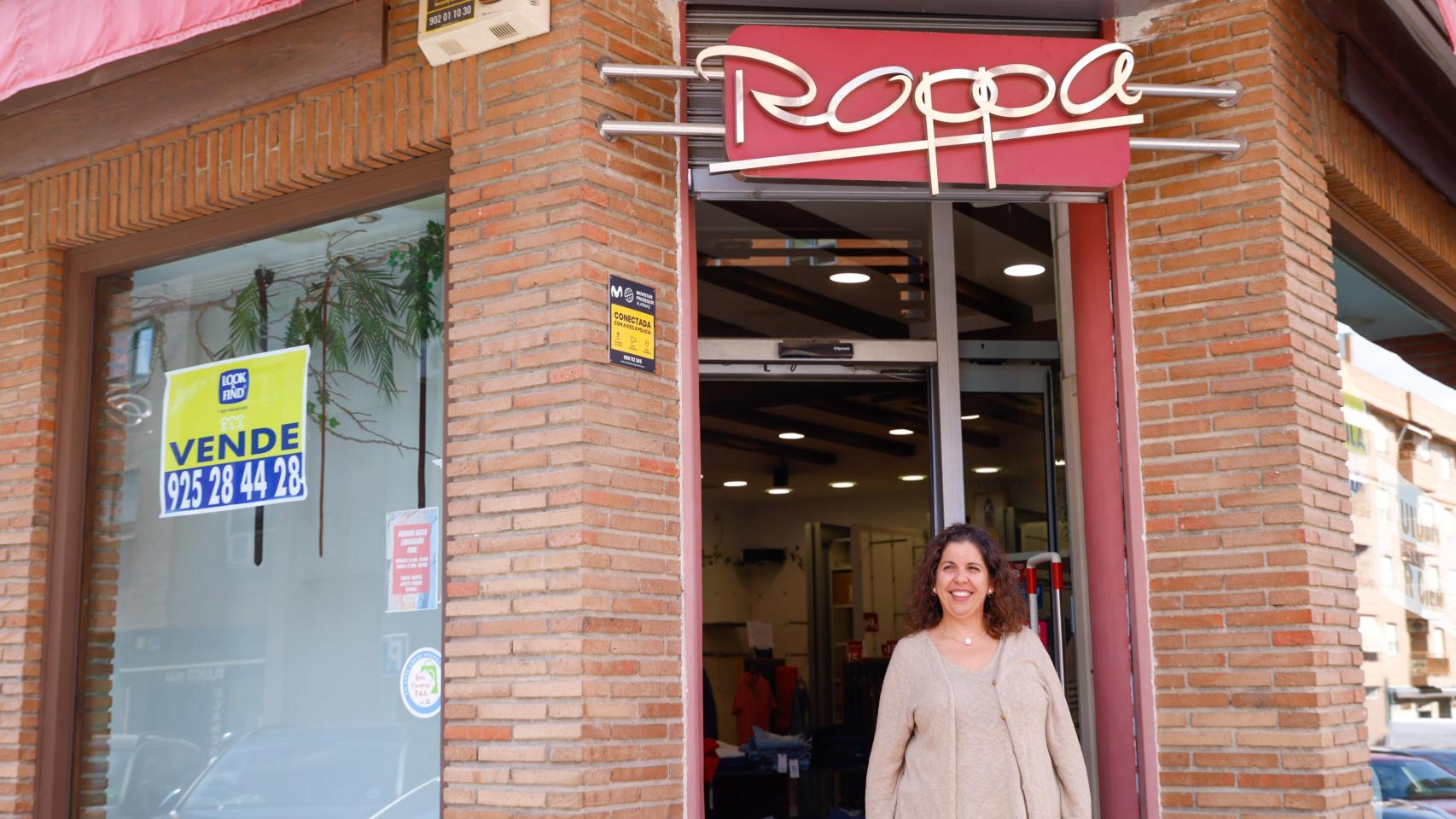 María posa delante de la fachada de su negocio ubicado en Santa Teresa, el que fue durante décadas el barrio comercial de Toledo.