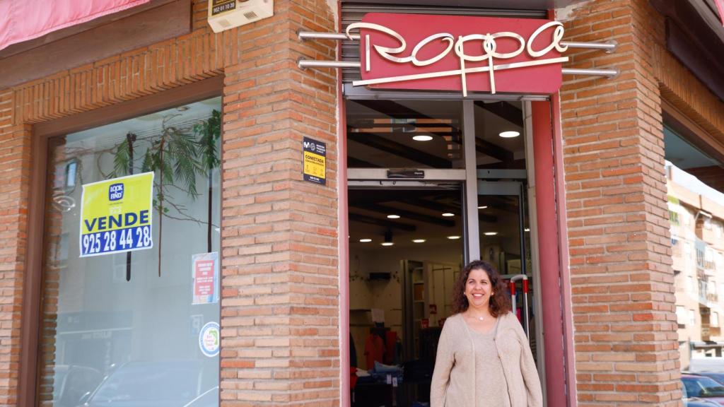 María posa delante de la fachada de su negocio ubicado en Santa Teresa, el que fue durante décadas el barrio comercial de Toledo.