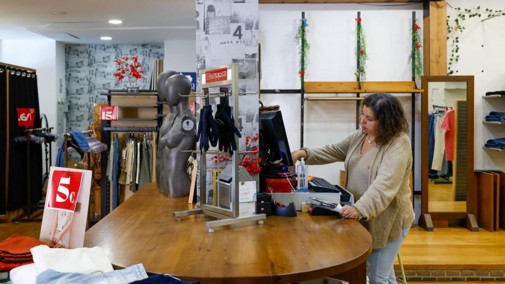 María en su tienda.