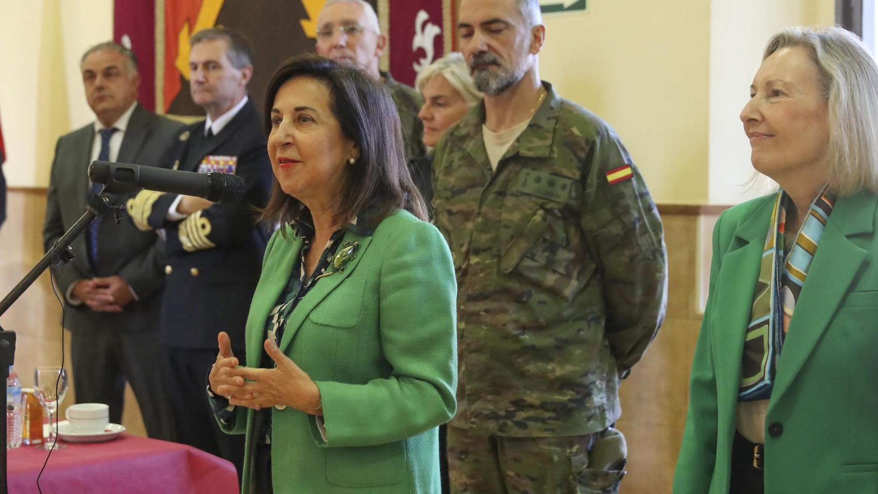 La ministra Margarita Robles, junto a Amparo Valcarce, en la visita a Astorga