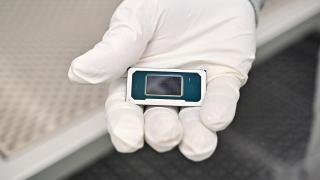 Procesador de Intel en las manos de un ingeniero.