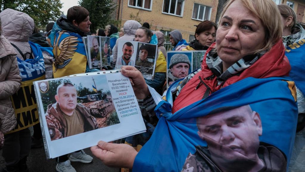 Familiares de prisioneros de guerra y desaparecidos en combate ucranianos acuden a un intercambio buscando información de sus seres queridos.