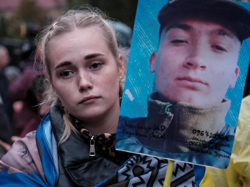 Una joven ucraniana acude a un intercambio de prisioneros de guerra buscando información su prometido, que ha desaparecido en combate.