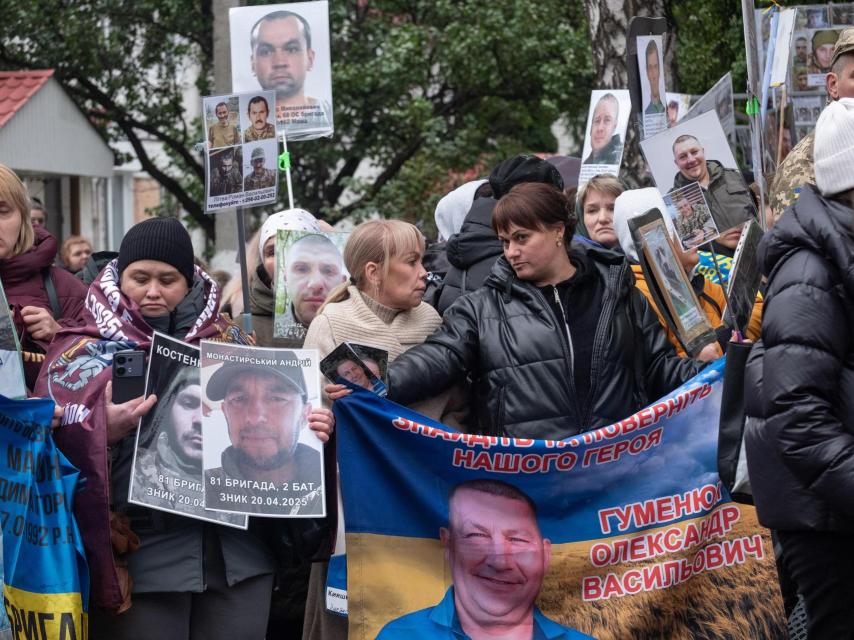 Familiares de prisioneros de guerra y desaparecidos en combate ucranianos acuden a un intercambio buscando información de sus seres queridos.