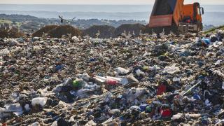 Un camión descarga tierra en un vertedero.