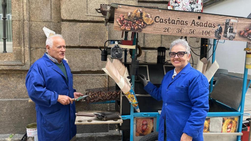 Sergio Gallego y Pura Gómez, del puesto de castañas de la calle real