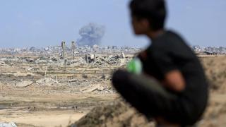 Un niño observa un bombardeo sobre la ciudad de Gaza.