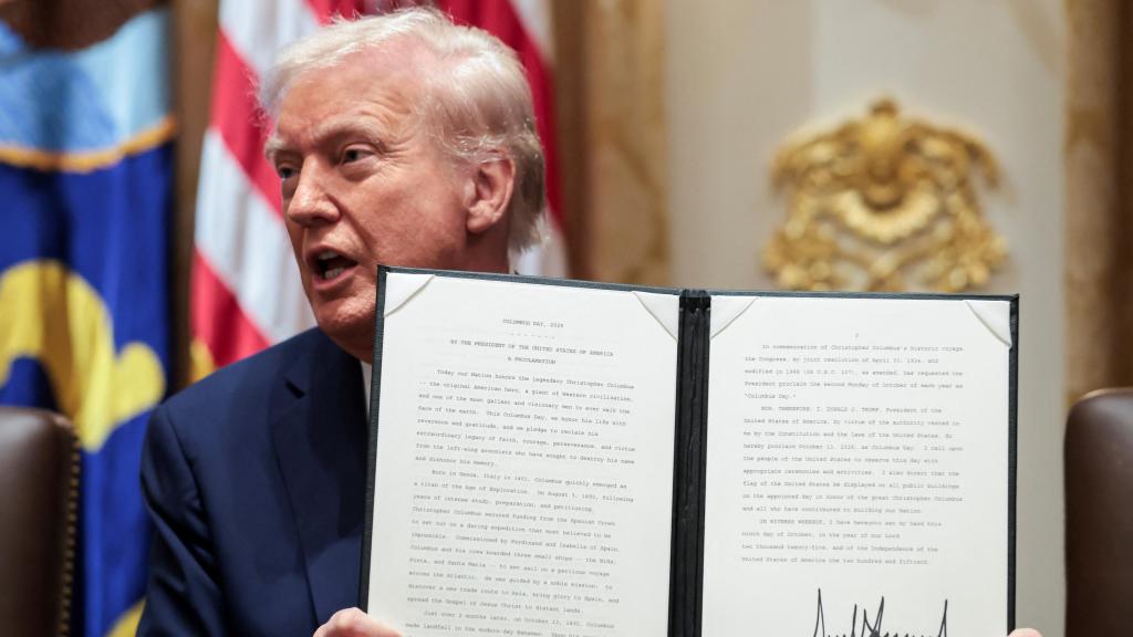 El presidente de Estados Unidos, Donald Trump, sostiene una orden ejecutiva sobre el Día de Colón
