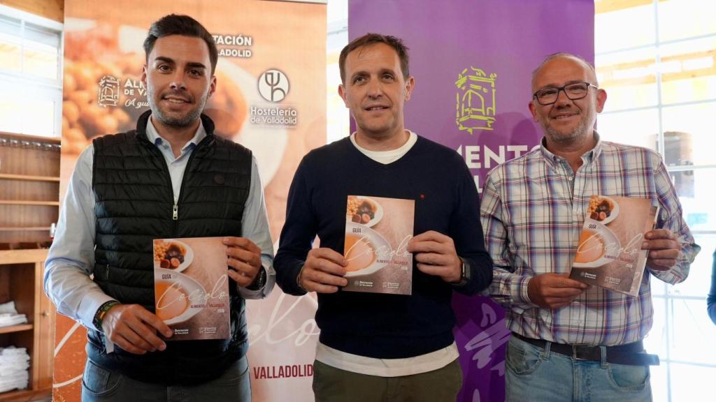 El diputado Roberto Migallón, el presidente de la Diputación, Conrado Íscar, y el alcalde de Mojados, Adolfo López