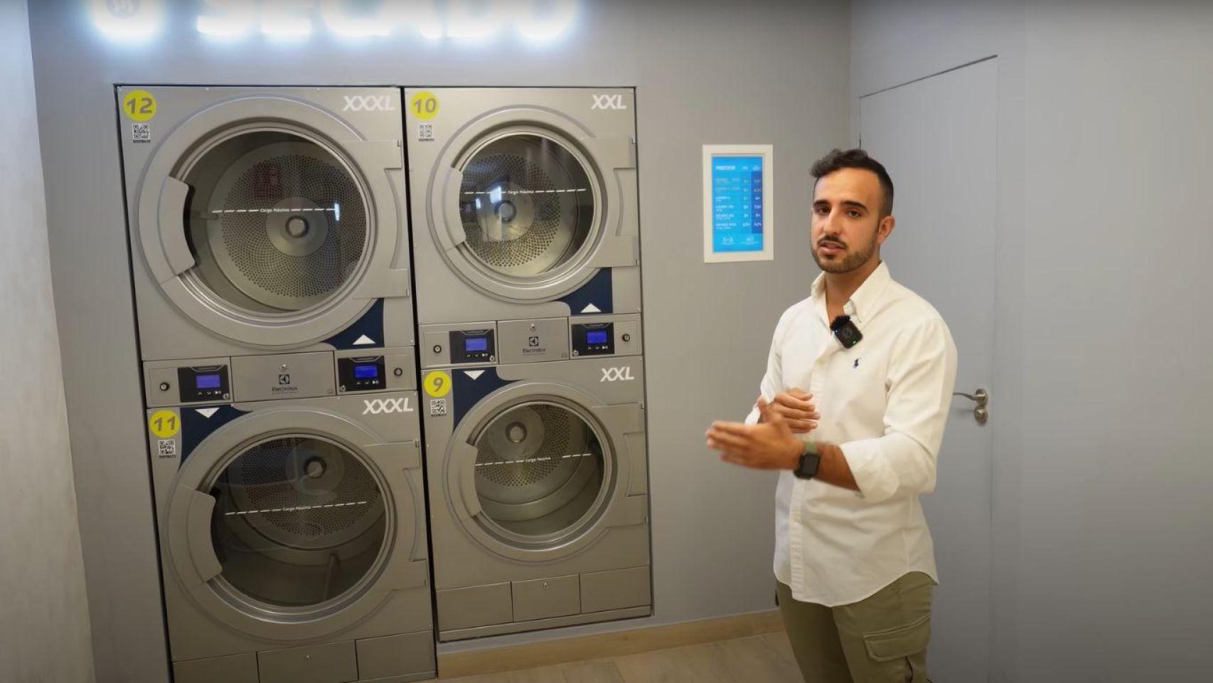 Daniel Pina, director de expasión de La Wash, enseñando la lavandería