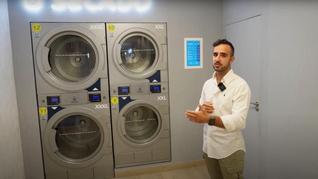 Daniel Pina, director de expasión de La Wash, enseñando la lavandería
