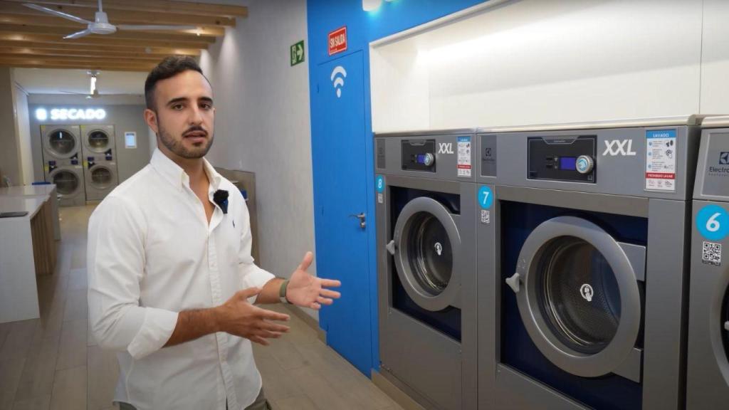 Daniel Pina, director de Expansión de La Wash, enseñando la lavandería.