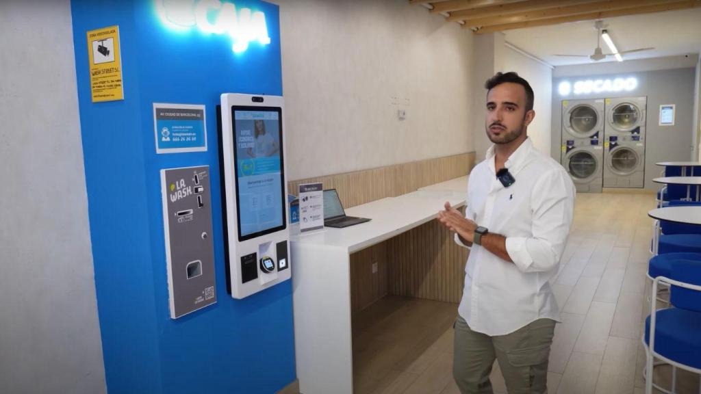 Daniel Pina en la lavandería La Wash en Madrid