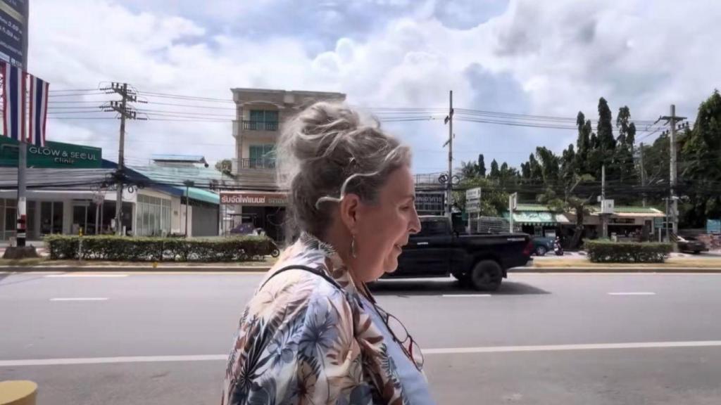 Mónica andando en las calles de Tailandia.