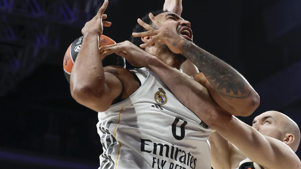 Chume Okeke entra a canasta en el partido del Real Madrid.