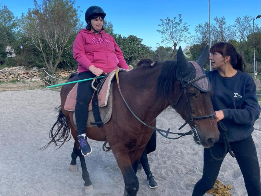 Imagen de Gina durante una de las sesiones de equinoterapia.