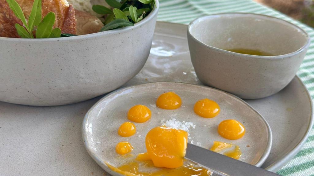 La salsa de yema de huevo lista para untar en el pan.