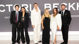 Victoria Beckham, plantada por su hijo Brooklyn en la presentación de su documental: las fotos de su gran día junto a su familia, Eva Longoria y las Spice Girls