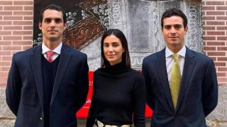 Sassa de Osma, en medio de dos de sus hermanos, en Madrid.