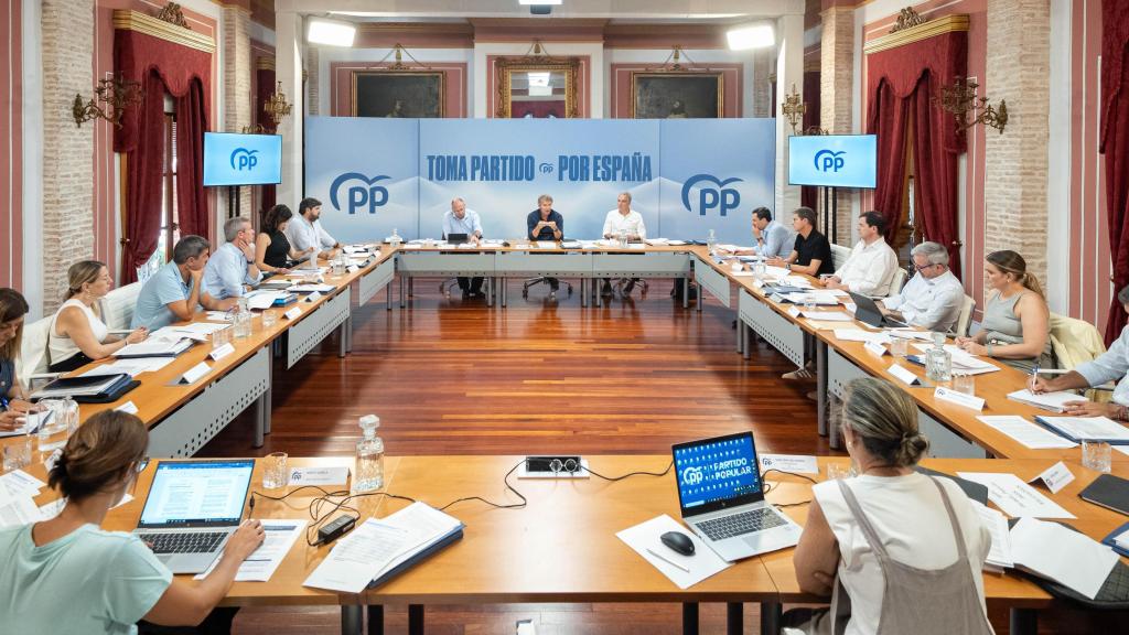 Alberto Núñez Feijóo, reunido con los presidentes de autonómicos del PP, en la cumbre de Murcia.