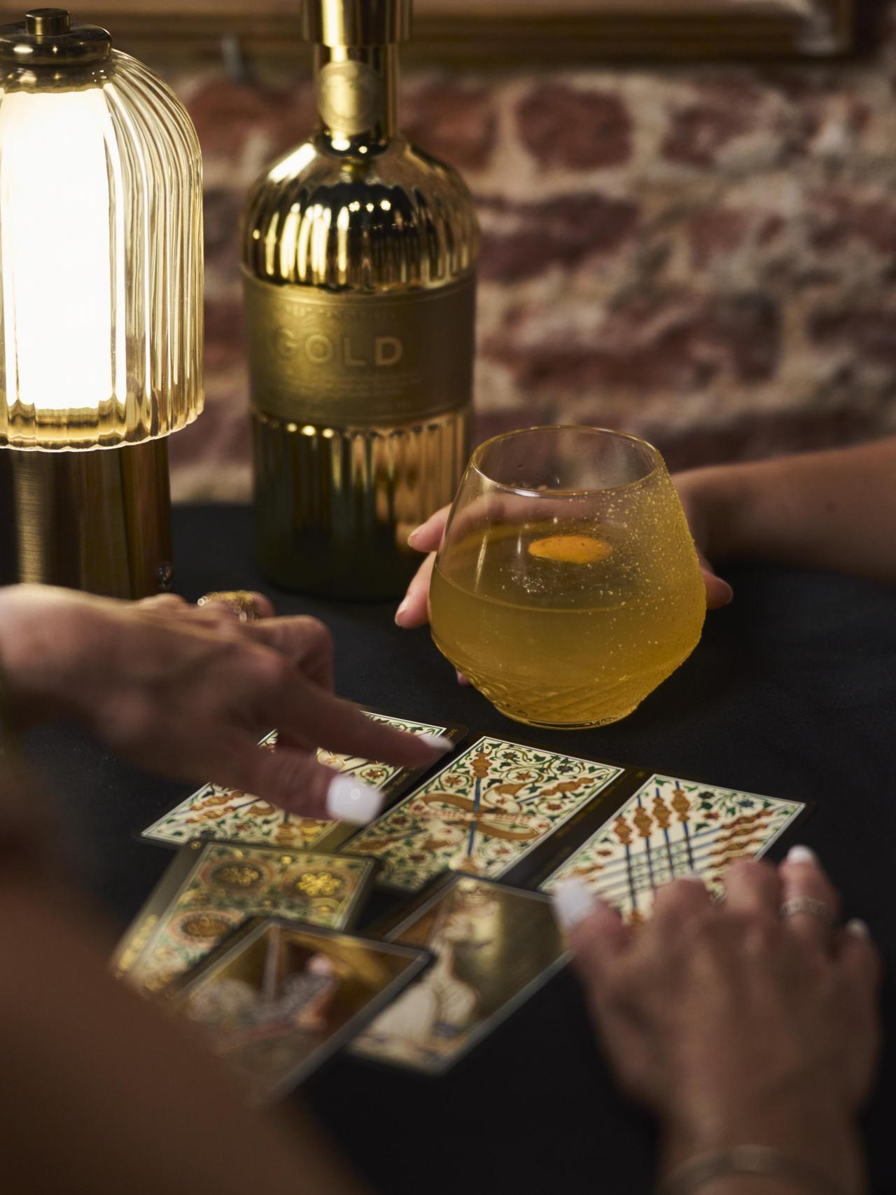 Sesión de tarot con el cóctel Atrevimiento de Gin Gold en Esotérica.