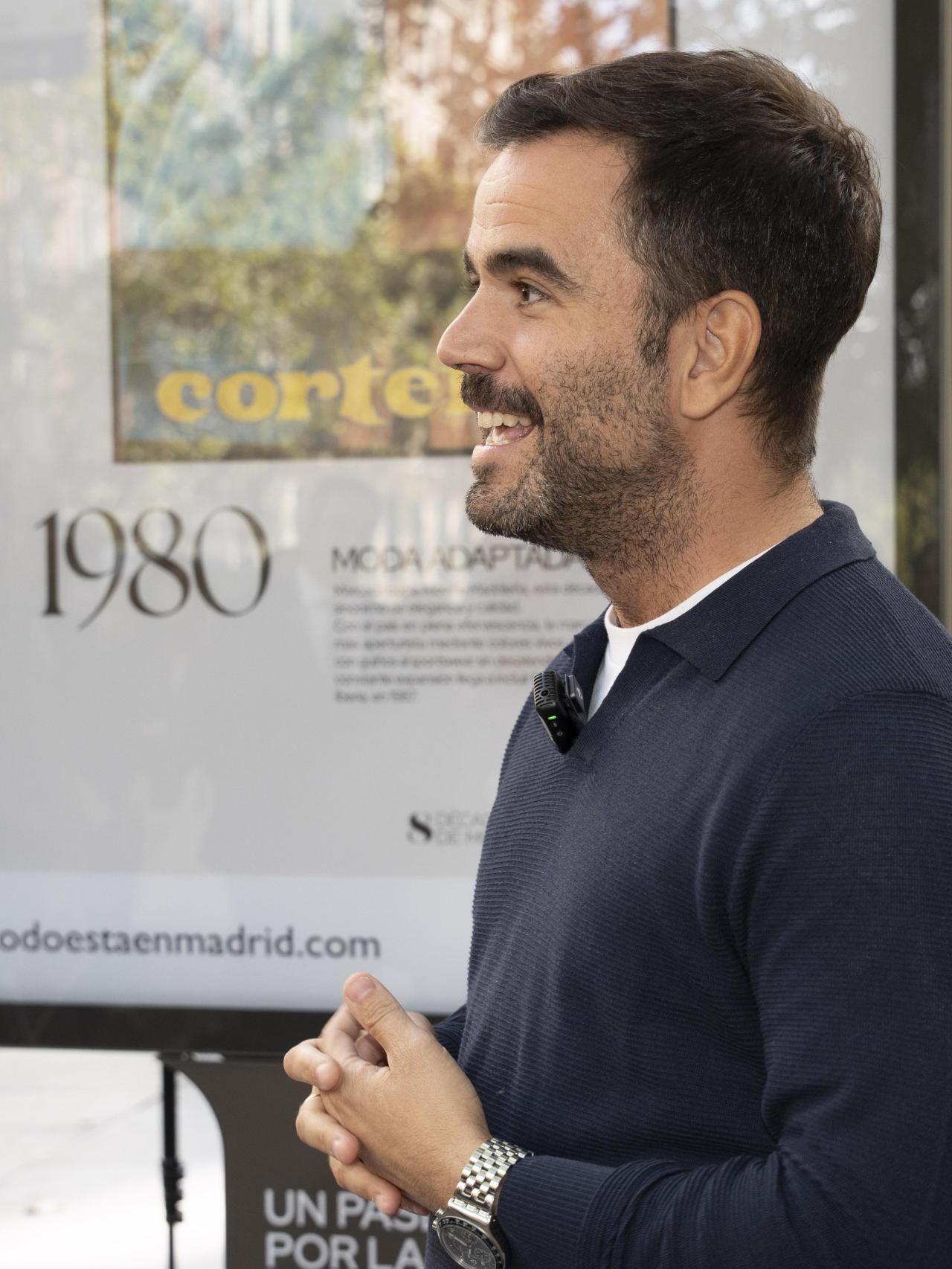 Mario Ximénez, comisario de la exposición, explicando de forma detallada la propuesta.