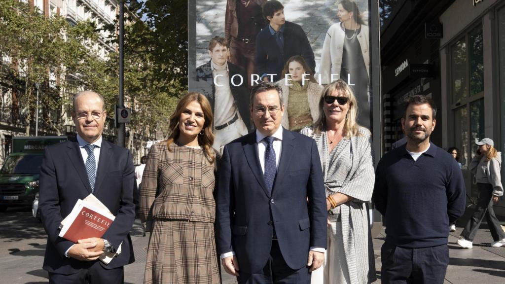 Ignacio Sierra, director general corporativo de Tendam; Marie Castellvi, directora general de Cortefiel y Pedro del Hierro; Óscar Romera, coordinador general de Economía, Comercio y Consumo del Ayuntamiento de Madrid; Olga Ruiz, directora general de Comercio y Hostelería; y Mario Ximénez, comisario de la exposición.