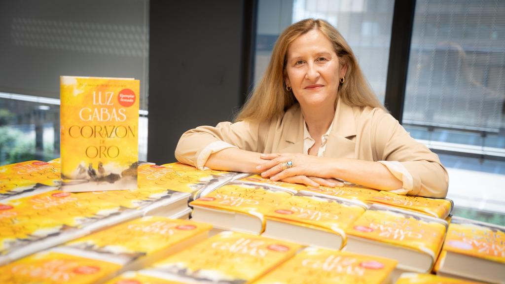 La autora posando junto a su nuevo lanzamiento.