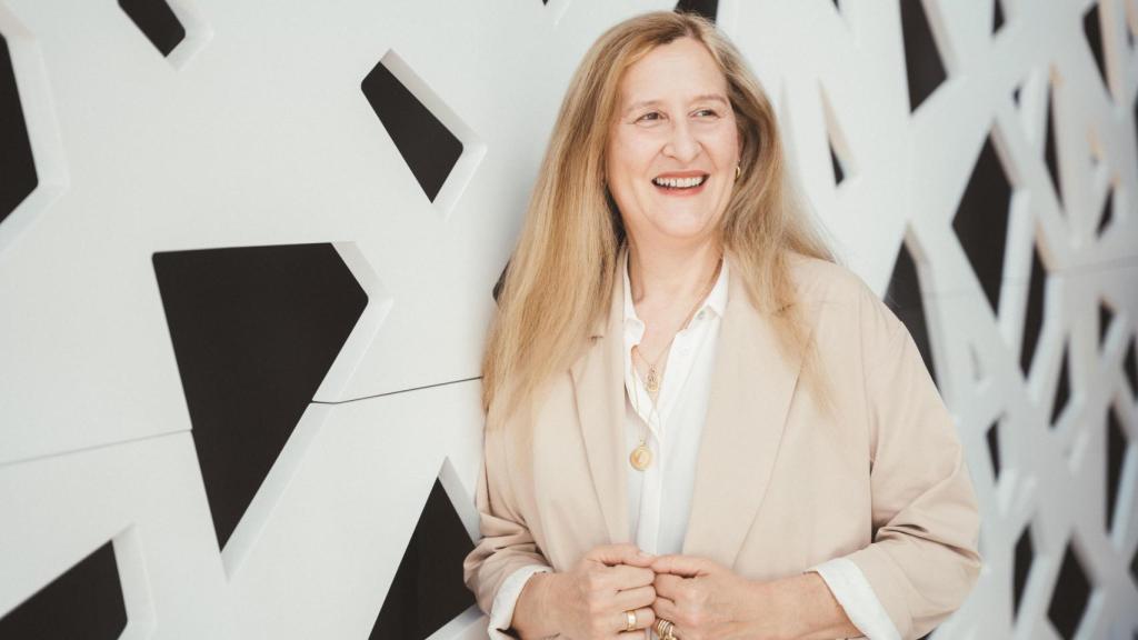 Luz Gabás posando ante la cámara de Magas.