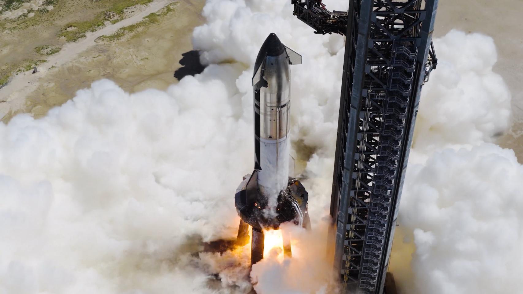 El cohete Starship en la plataforma de lanzamiento durante unas pruebas.