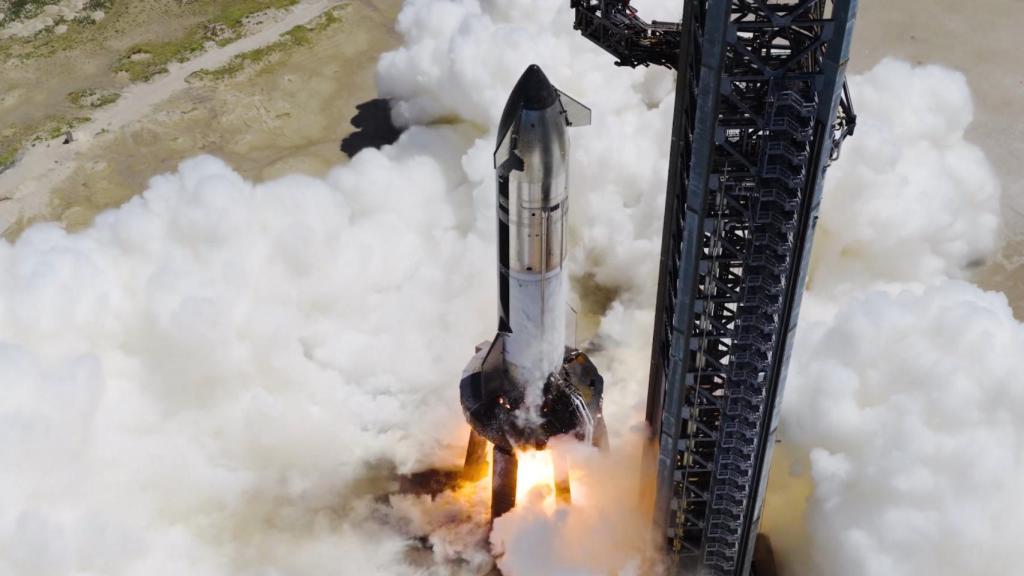 El cohete Starship en la plataforma de lanzamiento durante unas pruebas.