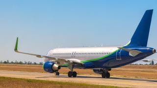 Un avión de pasajeros en la pista de un aeropuerto