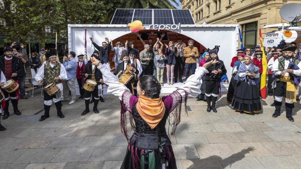 Actuación de la Rondalla Santa Eulalia de Mos, protagonista en “Rondallas”, la nueva película de Daniel Sánchez Arévalo.