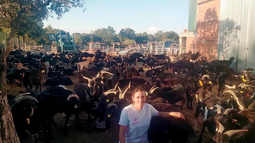 Inés Luengo, en el exterior de su nave con sus cabras