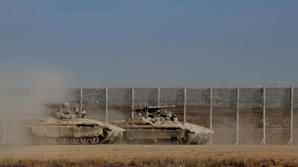 Tanques israelíes fotografiados este viernes en la frontera con Gaza.