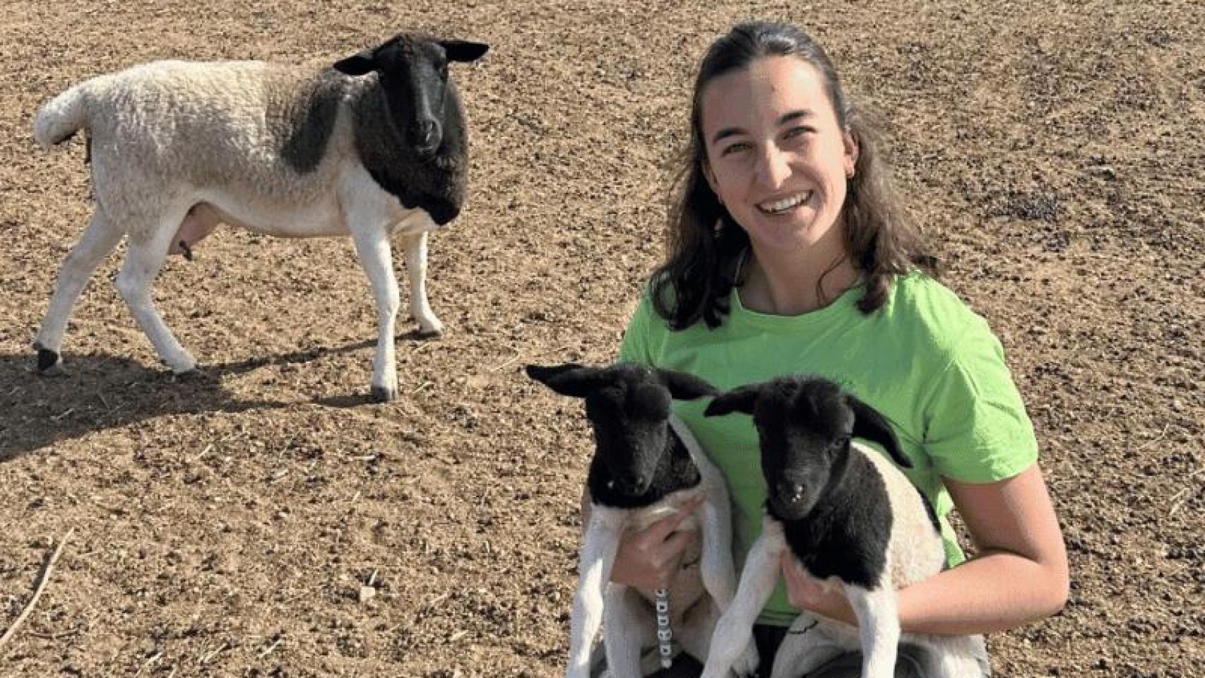 La agricultora y ganadera Pilar Pascual con dos ovejas en sus brazos.