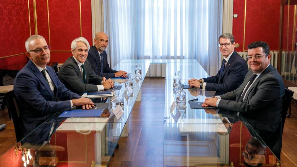 A la derecha, en primer plano el alcalde de Logroño, Conrado Escobar, y a su lado, el presidente del Gobierno de La Rioja, Gonzalo Capellán. A la izquierda, en el centro, el presidente de Telefónica España, Borja Ochoa.