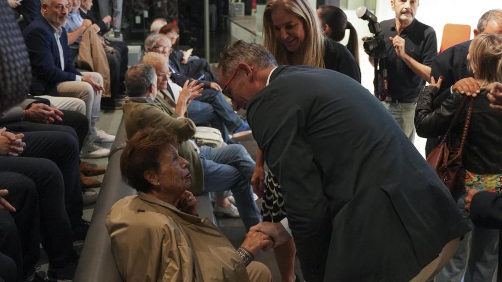 Iñaki Urdangarin saluda a la madre de Arantxa Sánchez Vicario en un acto celebrado en Barcelona.
