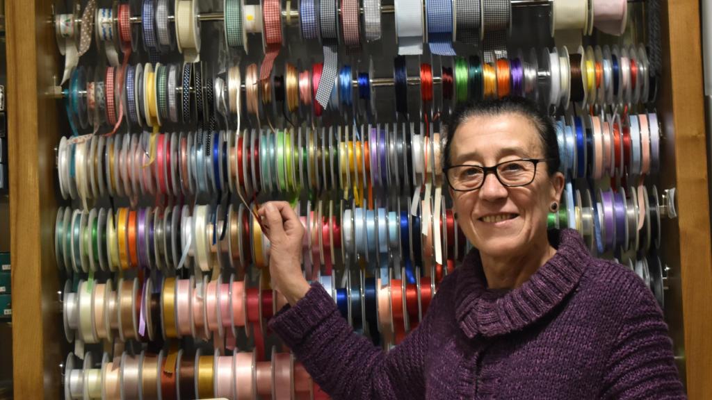 Anxos, propietaria junto con su hermano Mon, de la Mercería Algui